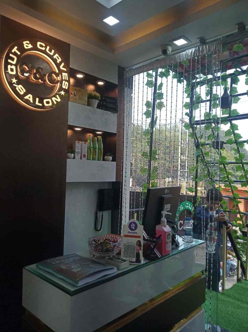 Cuts and Curves Lucknow